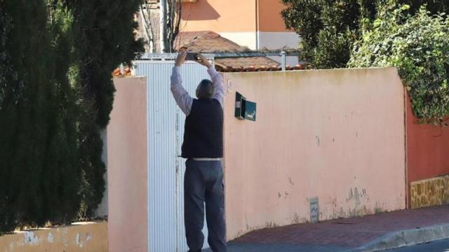 Detienen a un hombre por matar a su madre de 81 años con un bate de béisbol