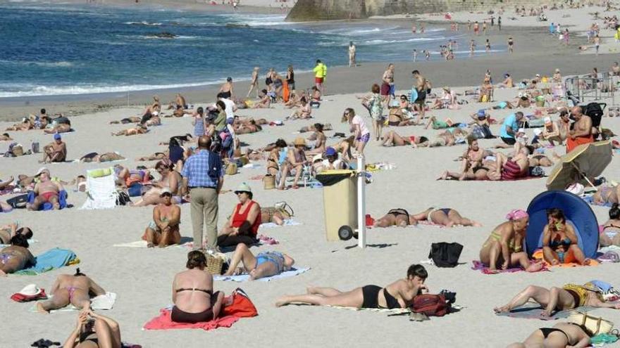 Bañistas en la playa de Riazor.