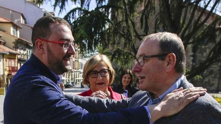 Adrián Barbón saluda a Santiago Rodríguez Vega ante la mirada de Mariví Monteserín, ayer, en Avilés.