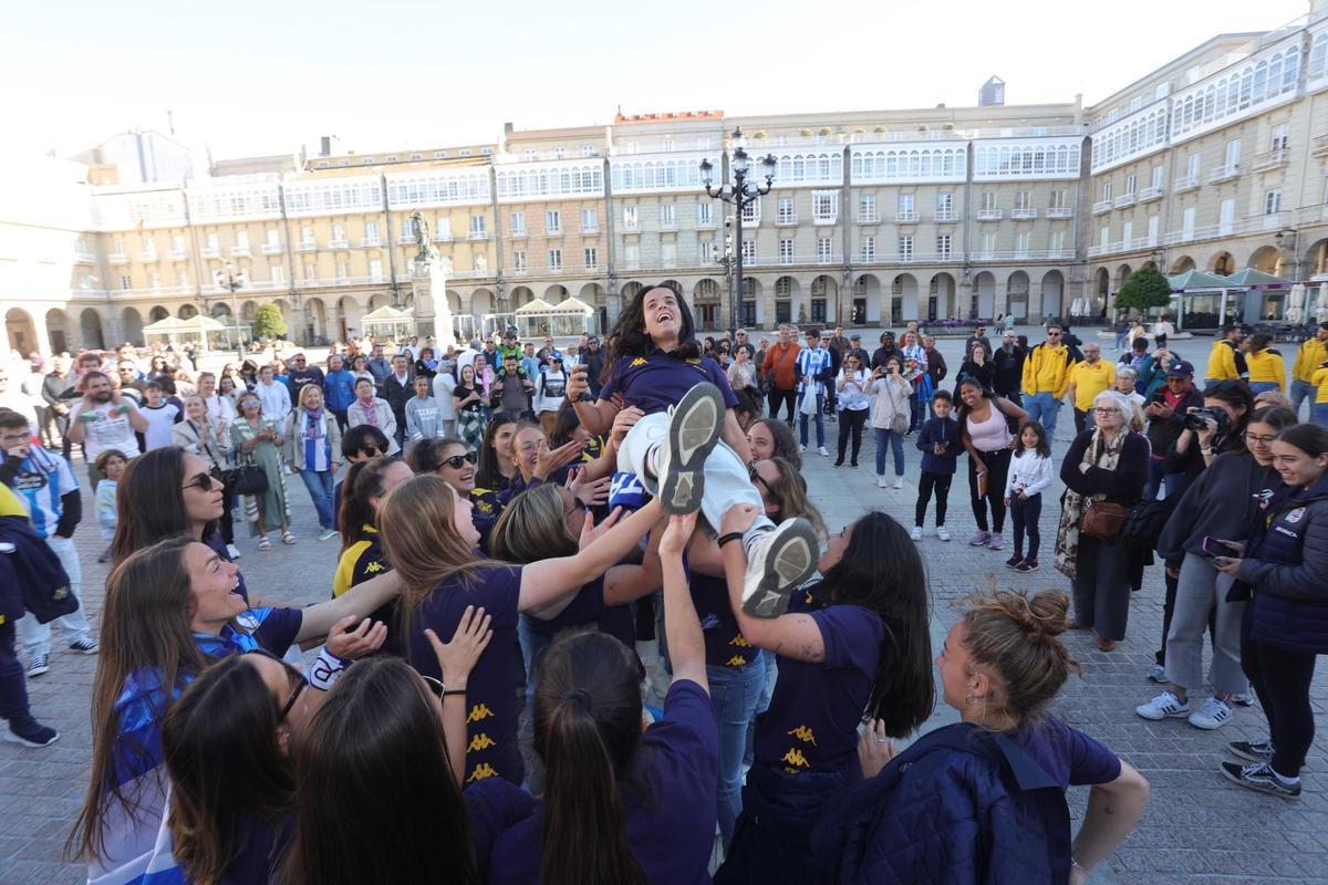 El Dépor Abanca celebra su ascenso en la plaza de María Pita