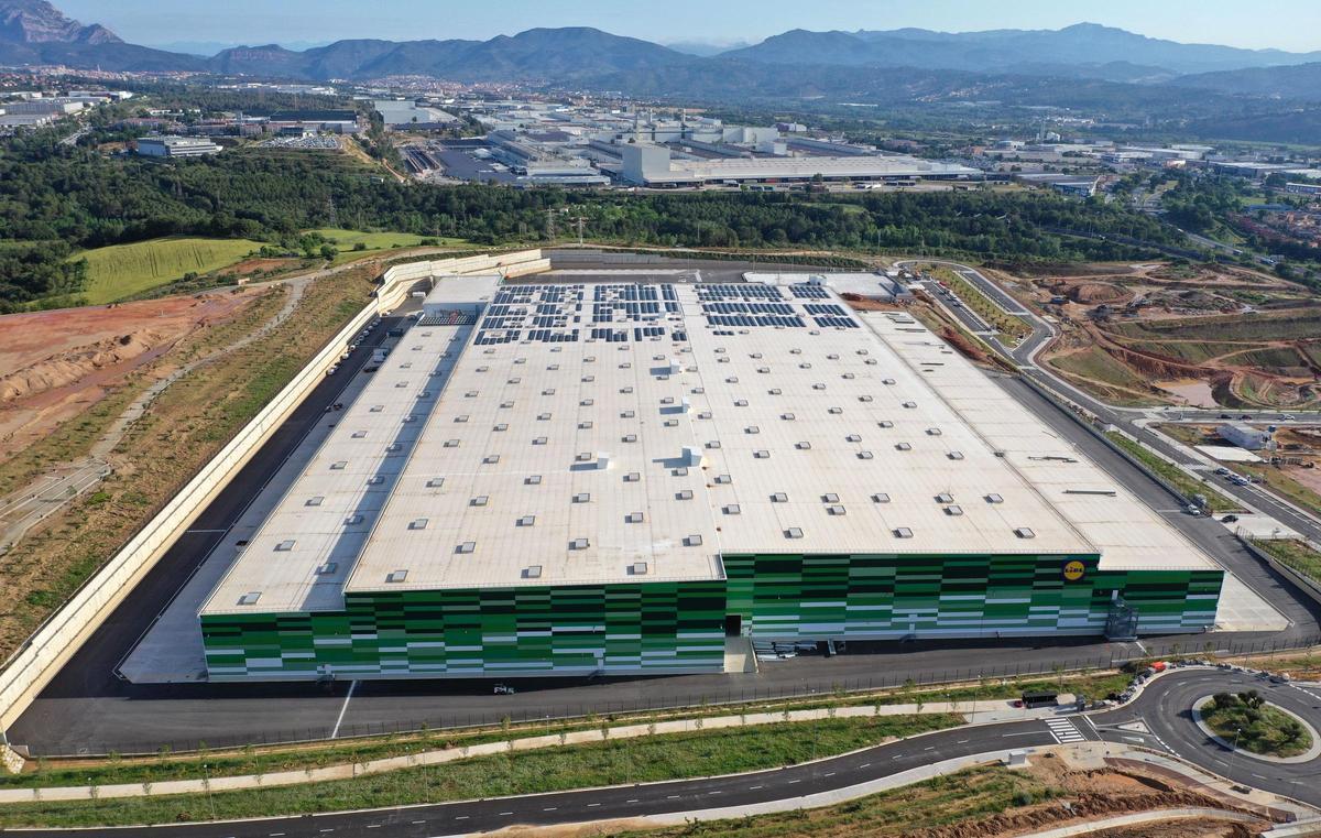Imagen aérea del nuevo almacén de Lidl en el polígono industrial de Can Xàmenes de Martorell (Barcelona).