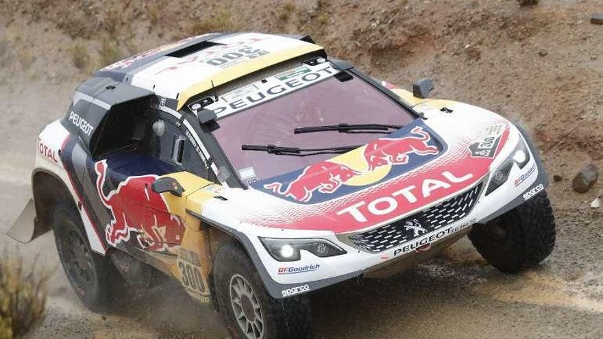 Peterhansel pilota su Peugeot en tierras bolivianas.