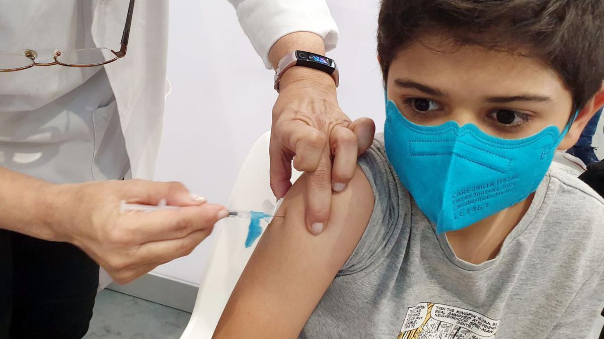 Un niño es vacunado contra el virus del papiloma en Galicia.