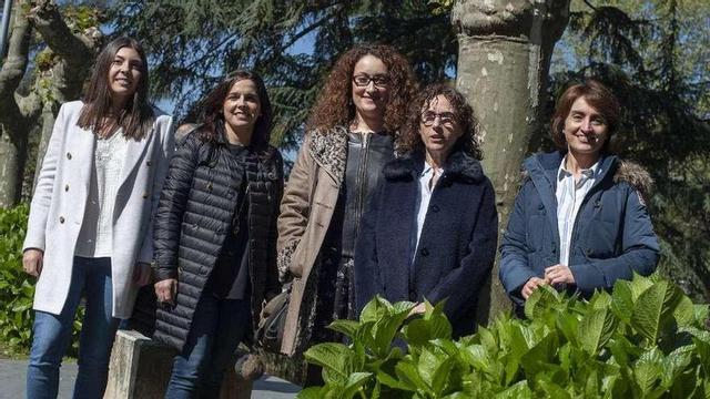 Natalia Ferreiro, Ana Belén Pardo, Carla García, Sira Feijóo y Mar Rodríguez, trabajadoras del centro penitenciario de Pereiro. // Brais Lorenzo