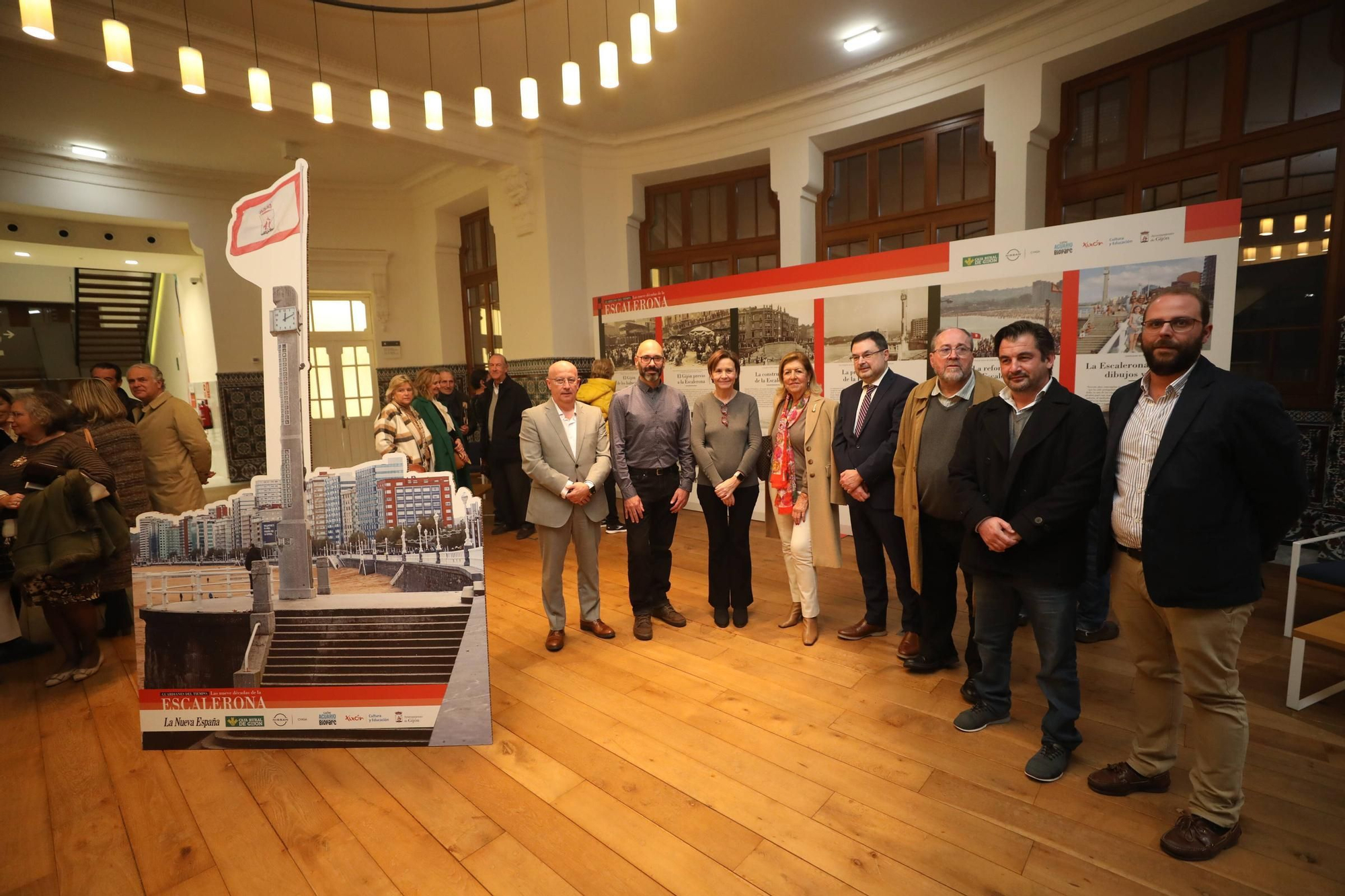 Visitantes en la exposición "Guardianes del tiempo" organizada por LA NUEVA ESPAÑA