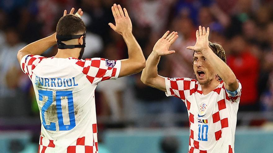 Gvardiol y Modric se felicitan tras sellar el pase de Croacia a octavos.