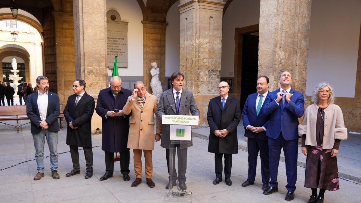 El rector de la UPO, Francisco Oliva interviene en la rueda de prensa sobre la financiación de las universidades andaluzas.