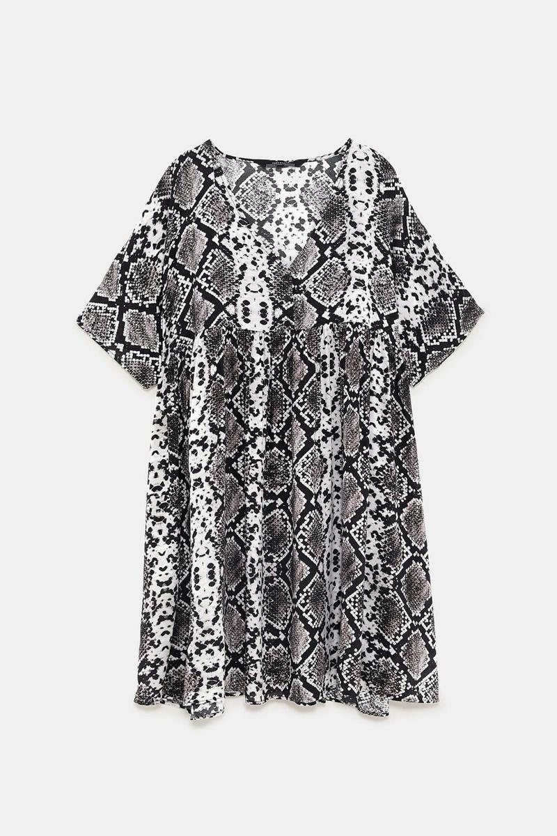 Vestido corto con estampado de serpiente de Zara. (Precio: 29, 95 euros)