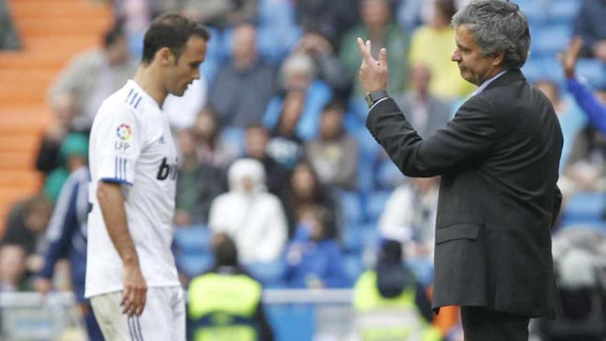 Carvalho abandona el campo tras ser expulsado, en presencia de Mourinho.