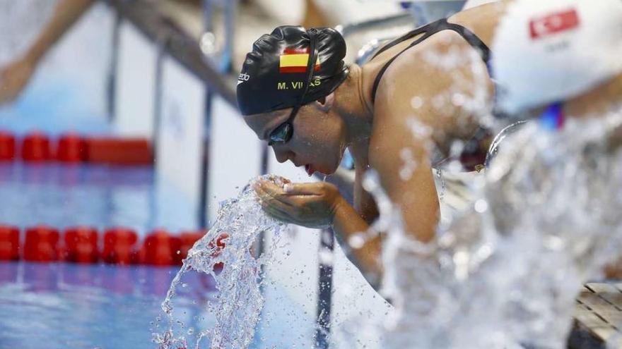 La ribeirense María Vilas se moja la cara, ayer antes de nadar en las eliminatorias del 400 estilos. // Michael Dalder