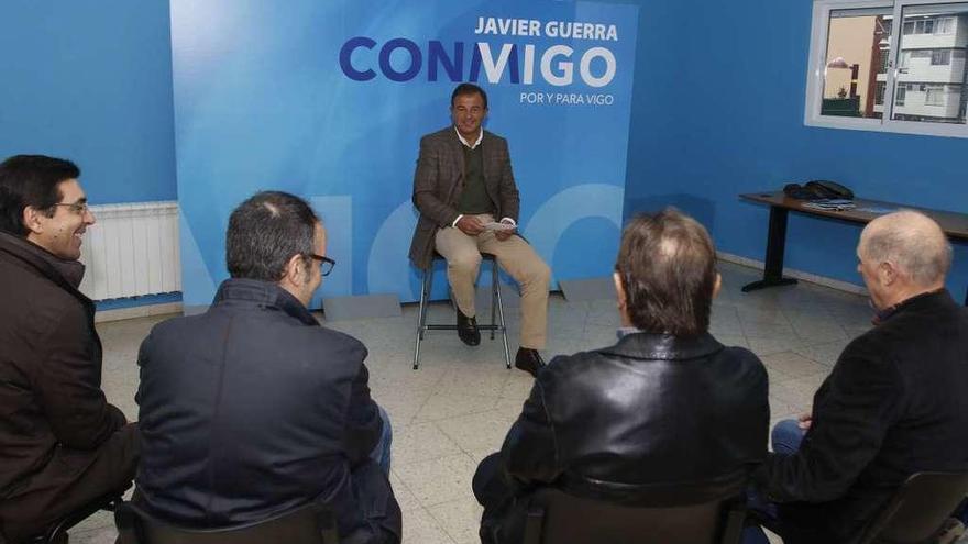 Javier Guerra, ayer, en la sede de la Asociación de Vecinos Cristo de la Victoria de Coia.