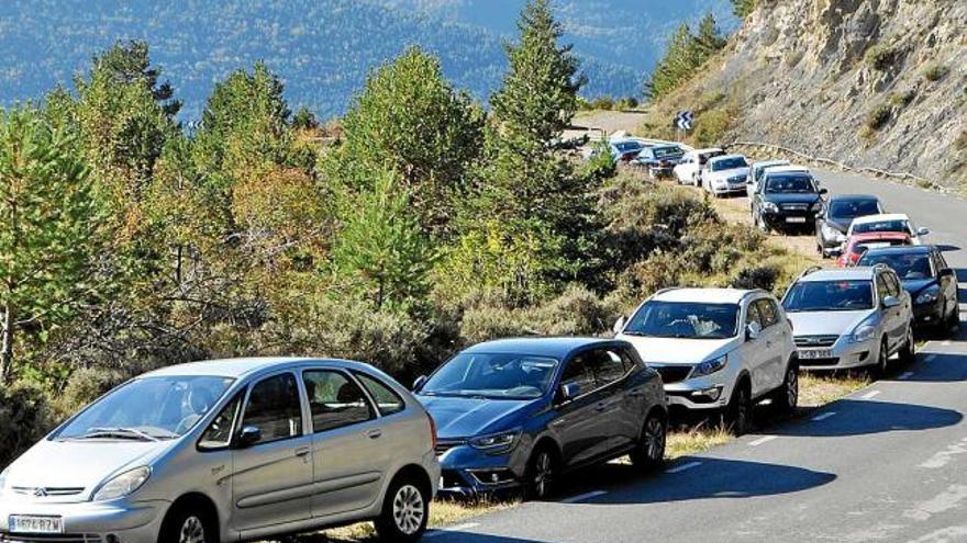 Cotxes de boletaires aparcats als Rasos de Peguera, ahir