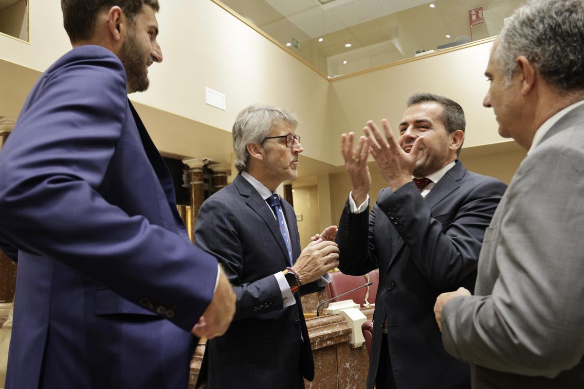 Los diputados de Vox José Ángel Antelo y Rubén Martínez Alpañez charlan con los consejeros Luis Alberto Marín y Juan María Vázquez.