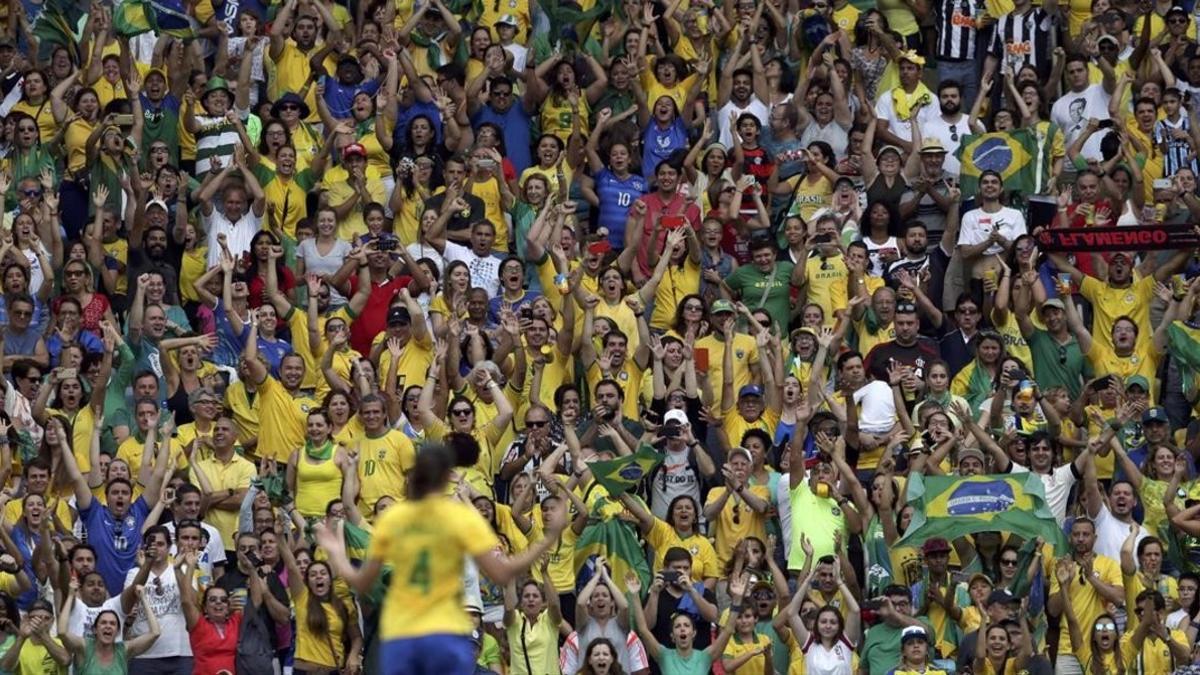 Aficionados brasileños durante un partido de fútbol femenino.