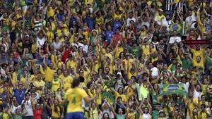 Aficionados brasileños durante un partido de fútbol femenino.