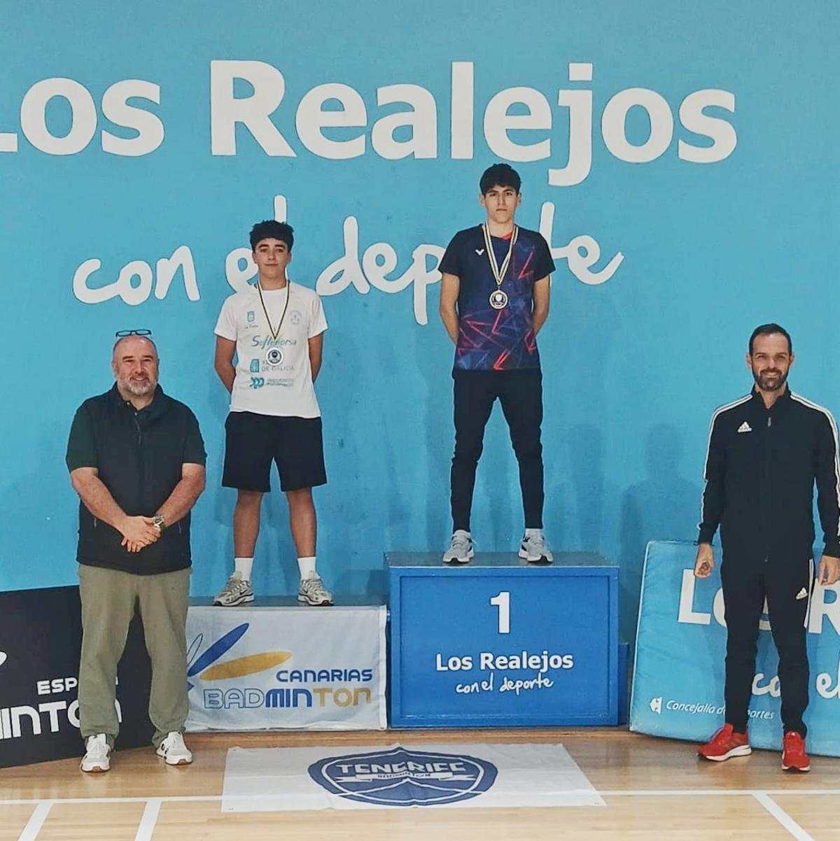 El deportista Feliu Terol, del CB Xàtiva, en lo alto del podio en el Master Nacional Sub-17.