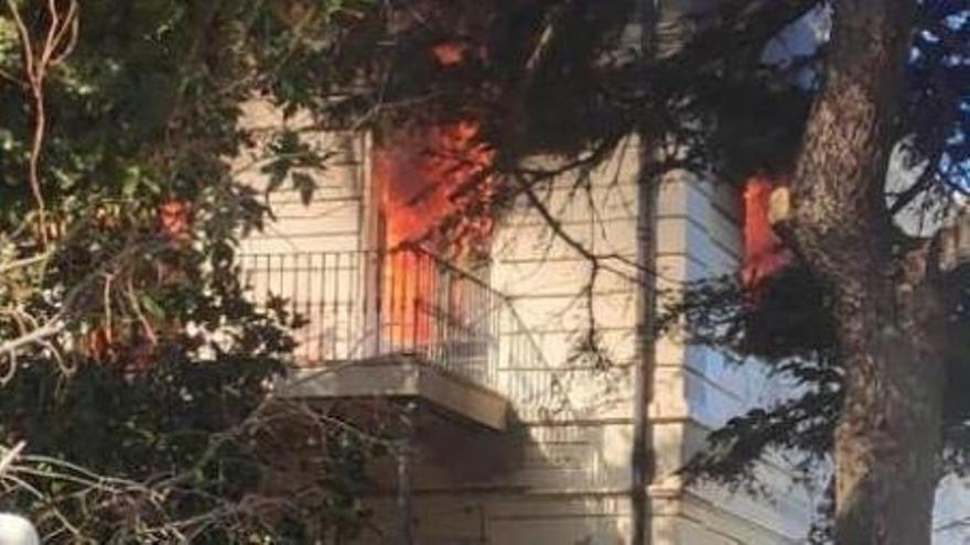 Incendi en una casa de la Rambla Catalunya de Portbou