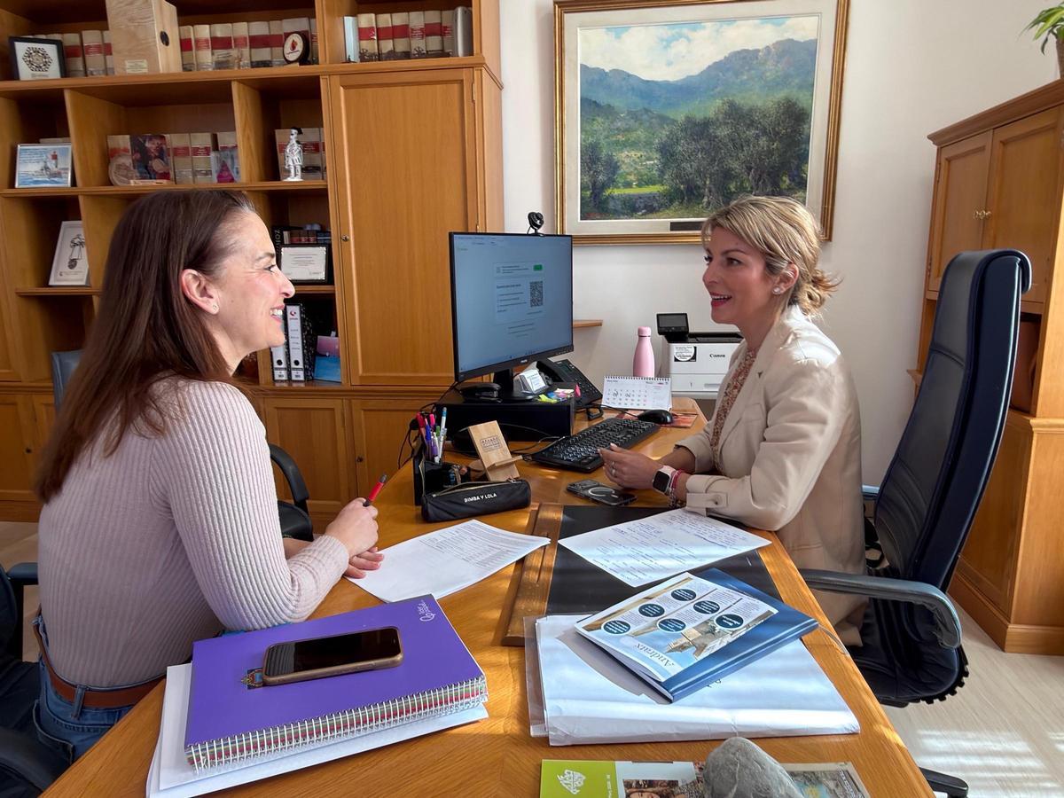 La regidora de Cultura y Educación de Andratx, Mady Juan, conversa con la alcaldesa Estefanía Gonzalvo.