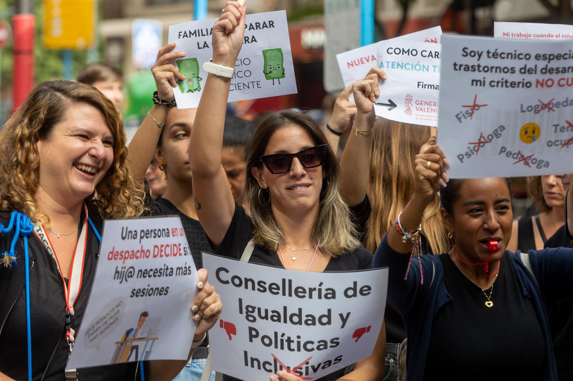 Protesta en Alicante contra el recorte de terapias en los centros de atención temprana