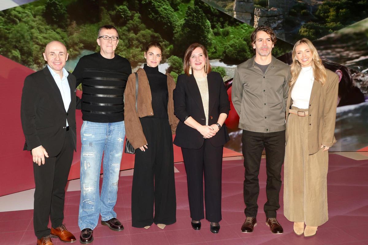 Amaia Salamanca y Eduardo Noriega, este viernes en Fitur, junto a Sara Fernández y otros representantes.