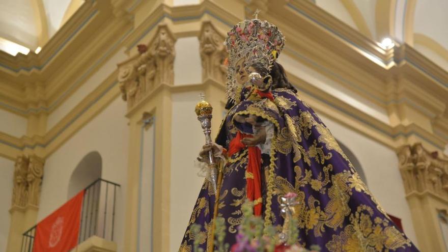 La Fuensanta también vistió el pasado año el manto morado de Modas Gelen en la bajada.