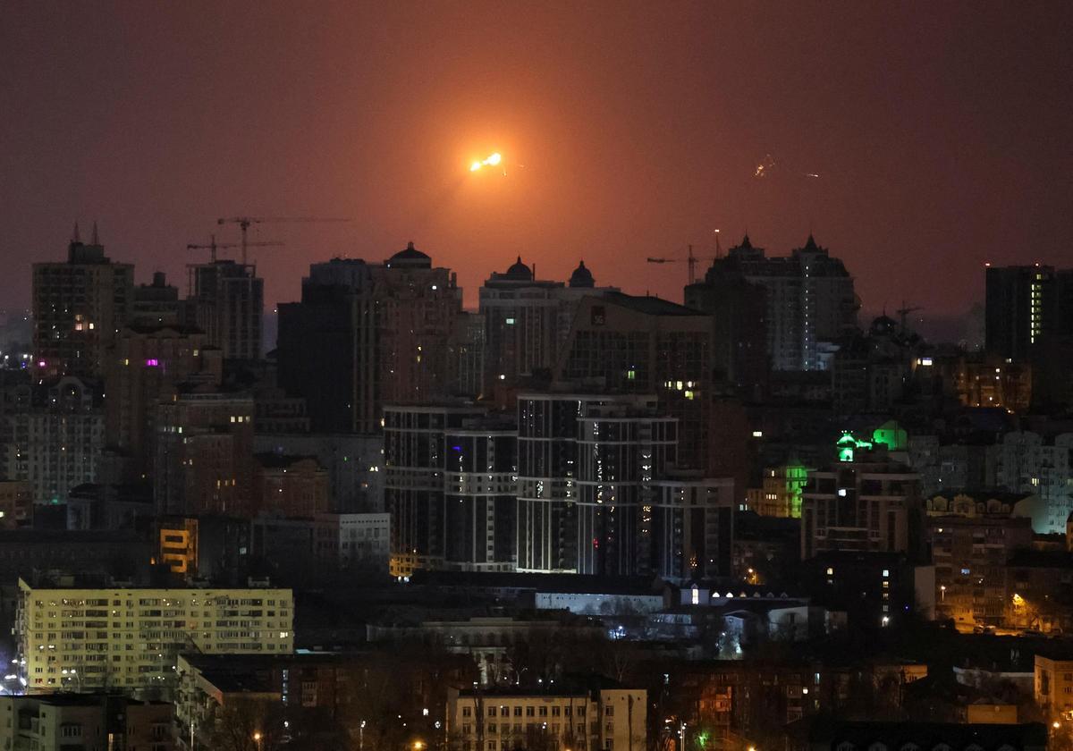 Se ve una explosión de un misil en el cielo sobre la ciudad durante un ataque con misiles rusos, en medio del ataque de Rusia contra Ucrania, en Kiev, Ucrania