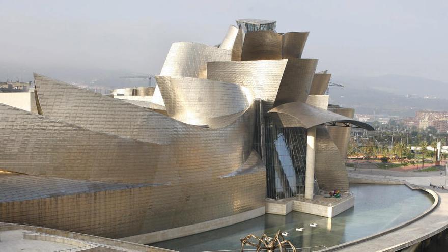 Vista del Museo Guggenheim Bilbao, desde el puente de La Salve.