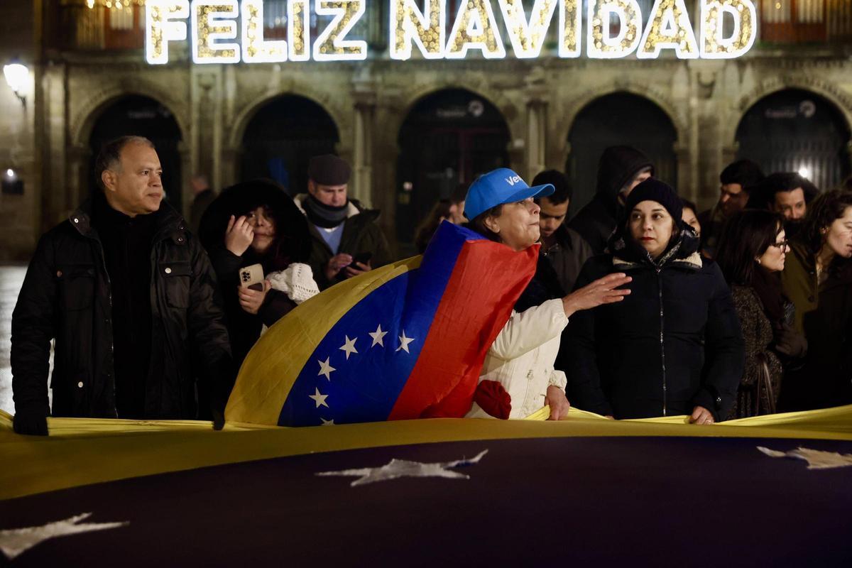 EN IMÁGENES: Los venezolanos residentes en Asturias salen a la calle en Gijón, tras la caída de Maduro