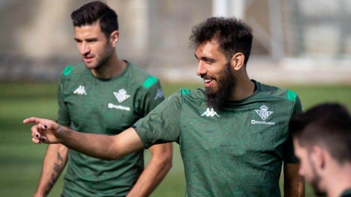 El jugador del Real Betis, Borja Iglesias, crea sensación en las redes sociales por este detalle