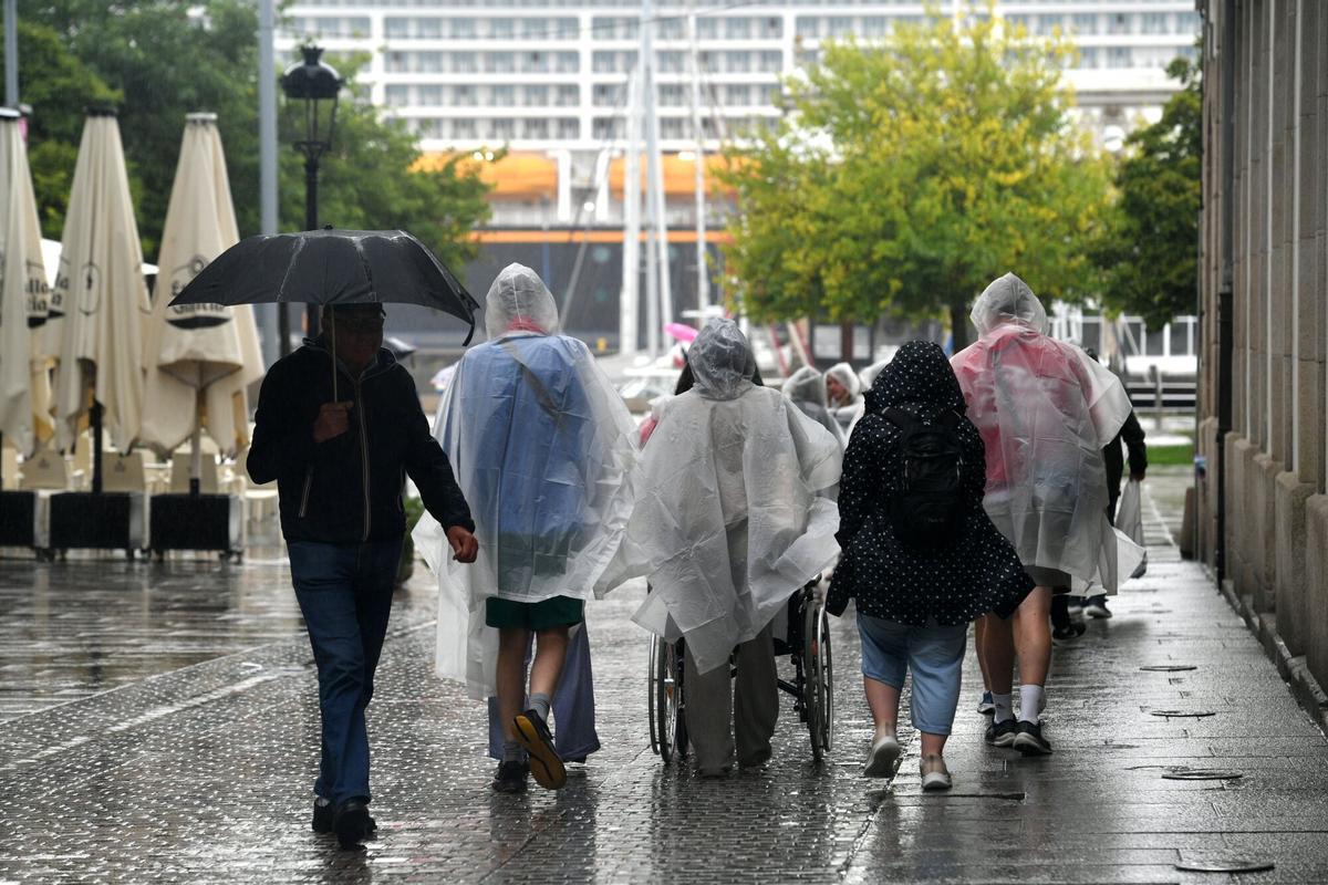 Calles mojadas y paraguas este miércoles de alerta naranja por lluvias en A Coruña. Calles mojadas y paraguas este miércoles de alerta naranja por lluvias en A Coruña.