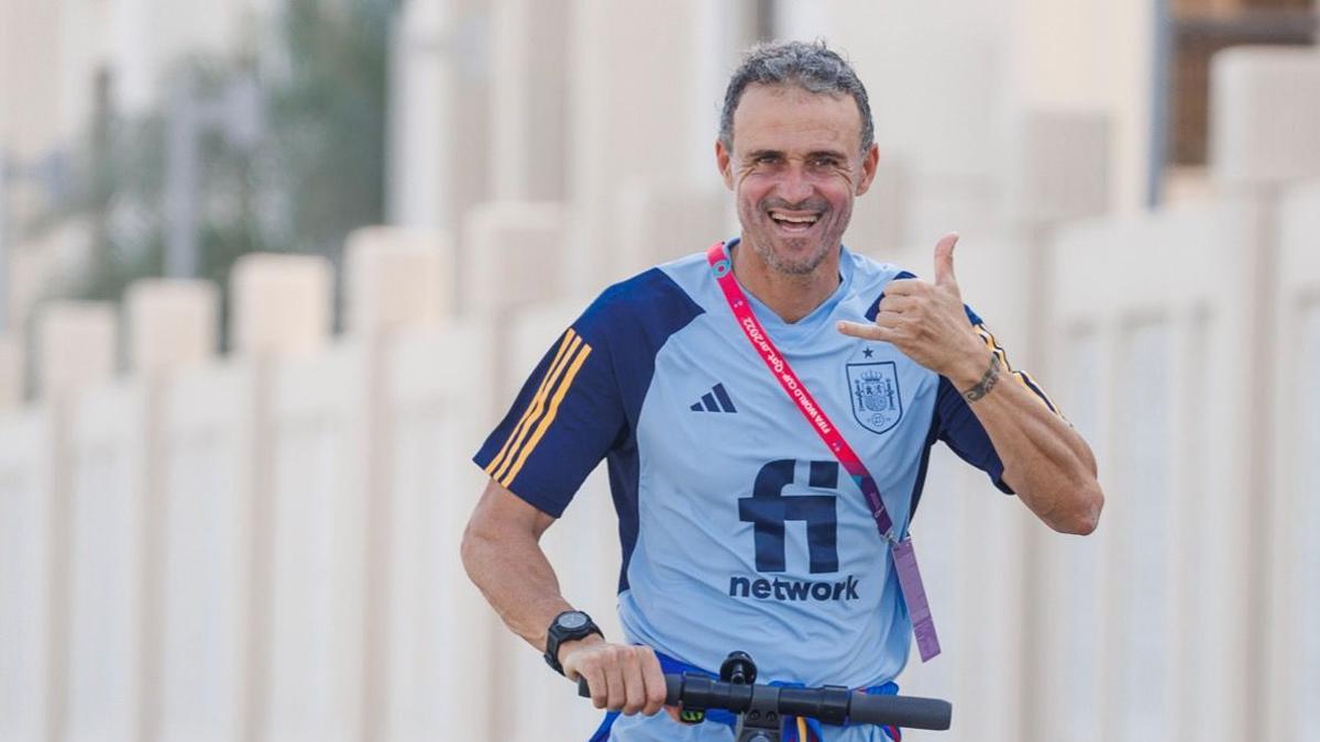 Luis Enrique, en patinete en las instalaciones de la Universidad de Qatar