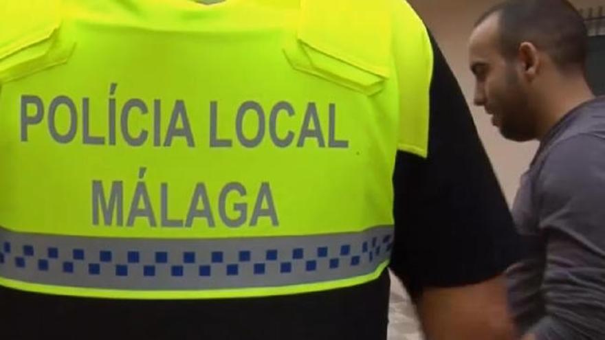 Chanzas a costa de los nuevos chalecos de la "Polícia" de Málaga