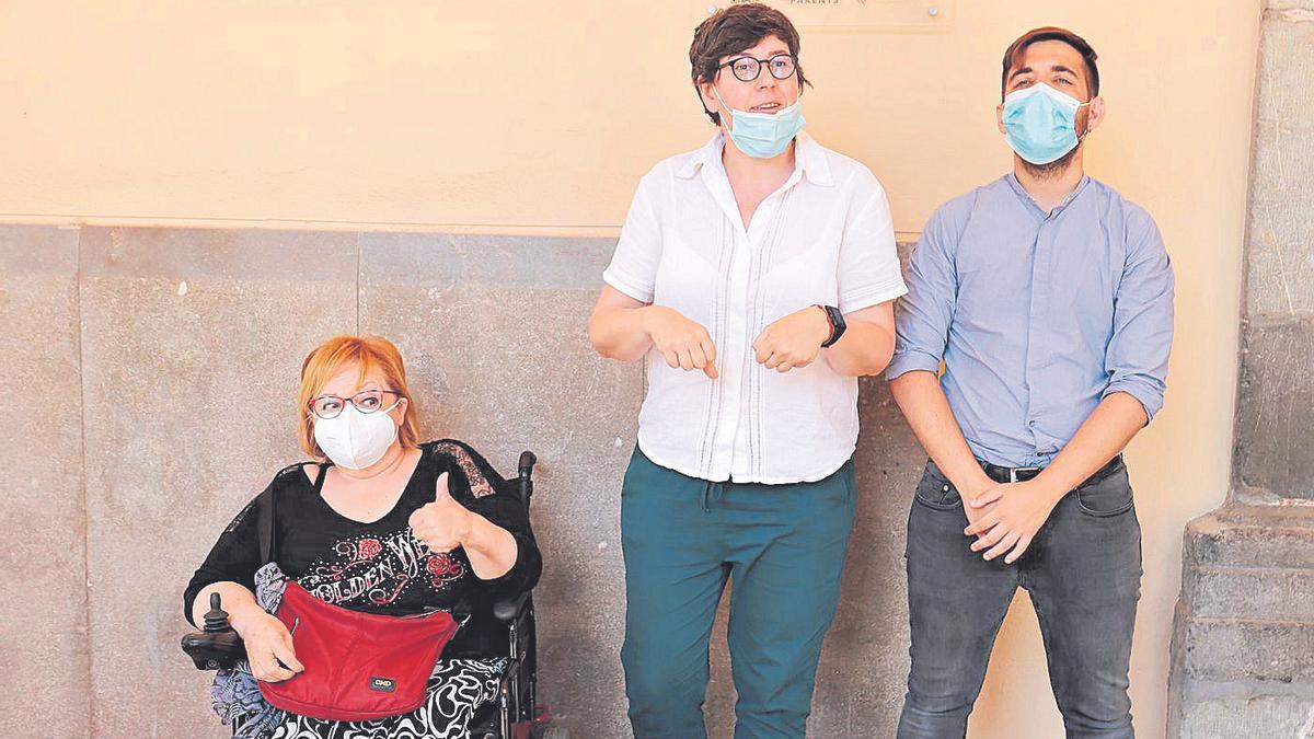 Marisol Barceló, Pilar Lima y Fernando Navarro, ayer en el exterior del ayuntamiento de Castelló.