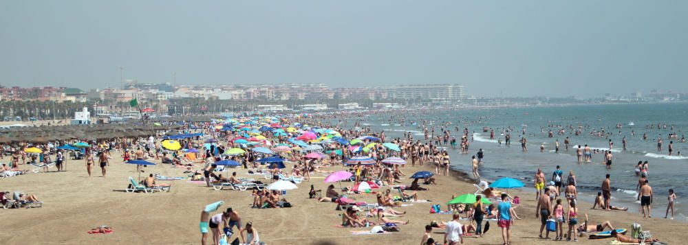 La playa del Cabanyal reabre tras su cierre por vertidos fecales