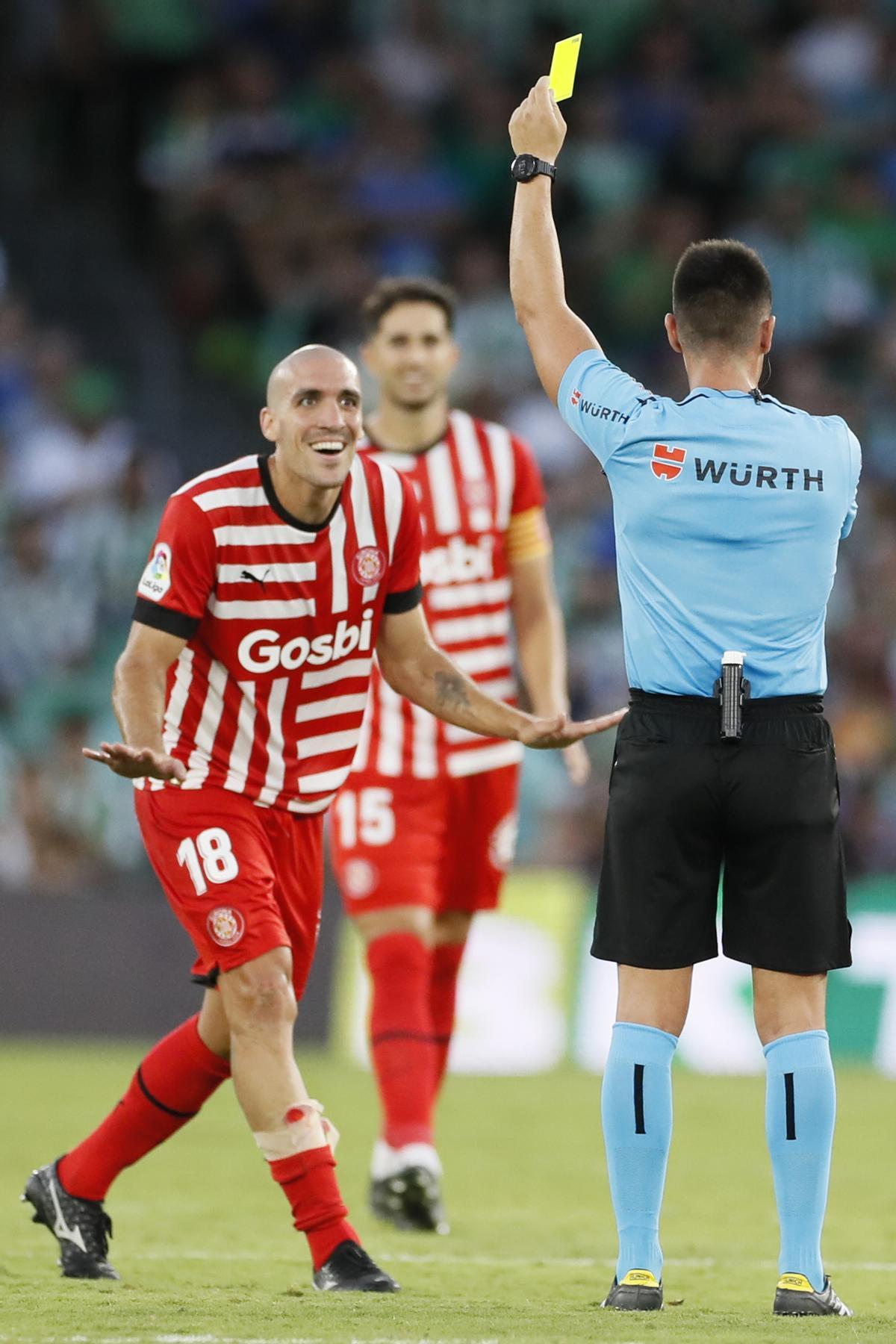 Ortiz Arias, amonesta a Oriol Romeu en un partido de liga del Girona