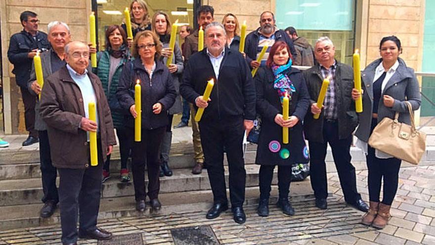 Los comerciantes de Palma sin luces de Navidad protestan ante Cort con cirios