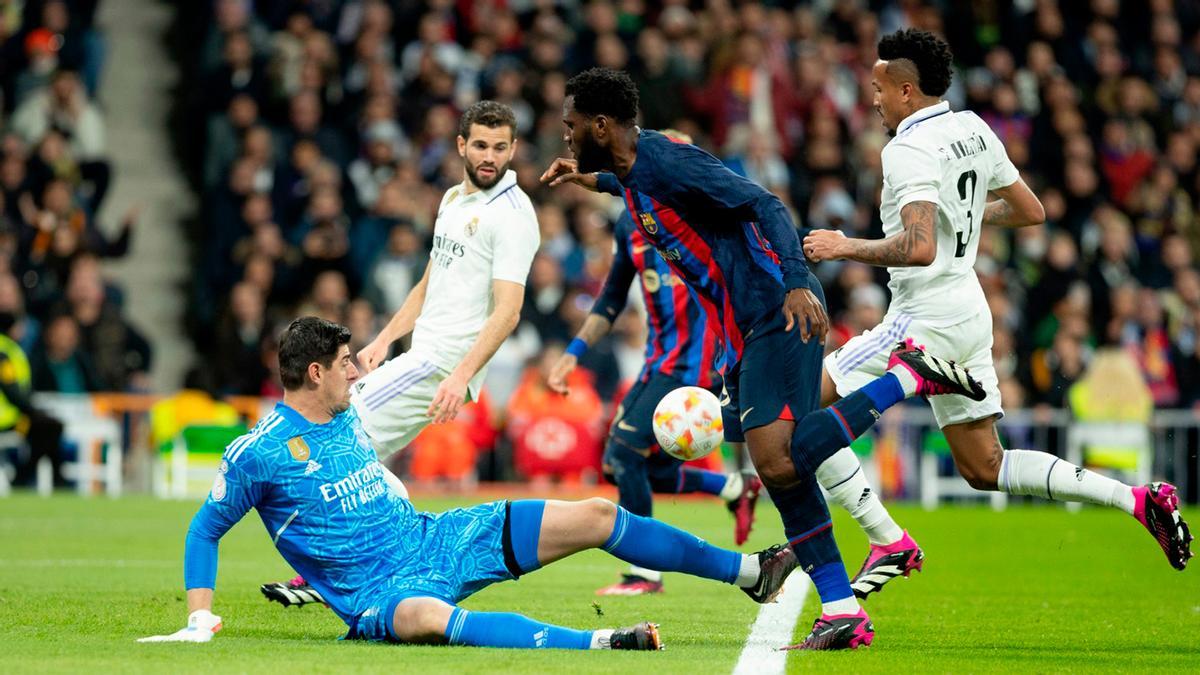 El momento del gol de Militao en propia puerta tras el primer disparo de Kessié que paró Courtois