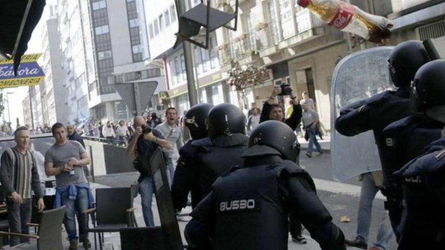 Ocho policías heridos y tres detenidos en los altercados de Santiago tras una manifestación