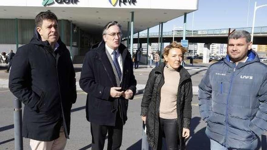 Por la izquierda, Jesús Suárez, Pablo González, Teresa Mallada y Jorge Palacio, ayer, en la estación de Sanz Crespo.