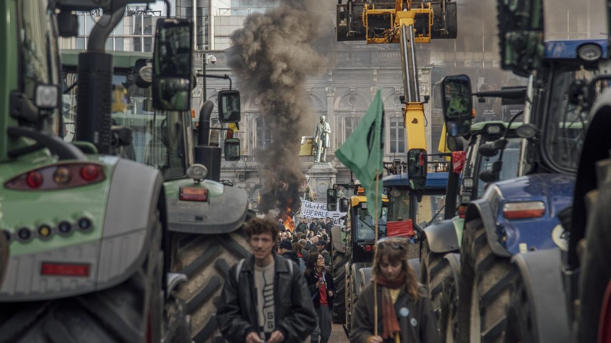 Una caravana de tractores bloquea una calle de Bruselas, este jueves.
