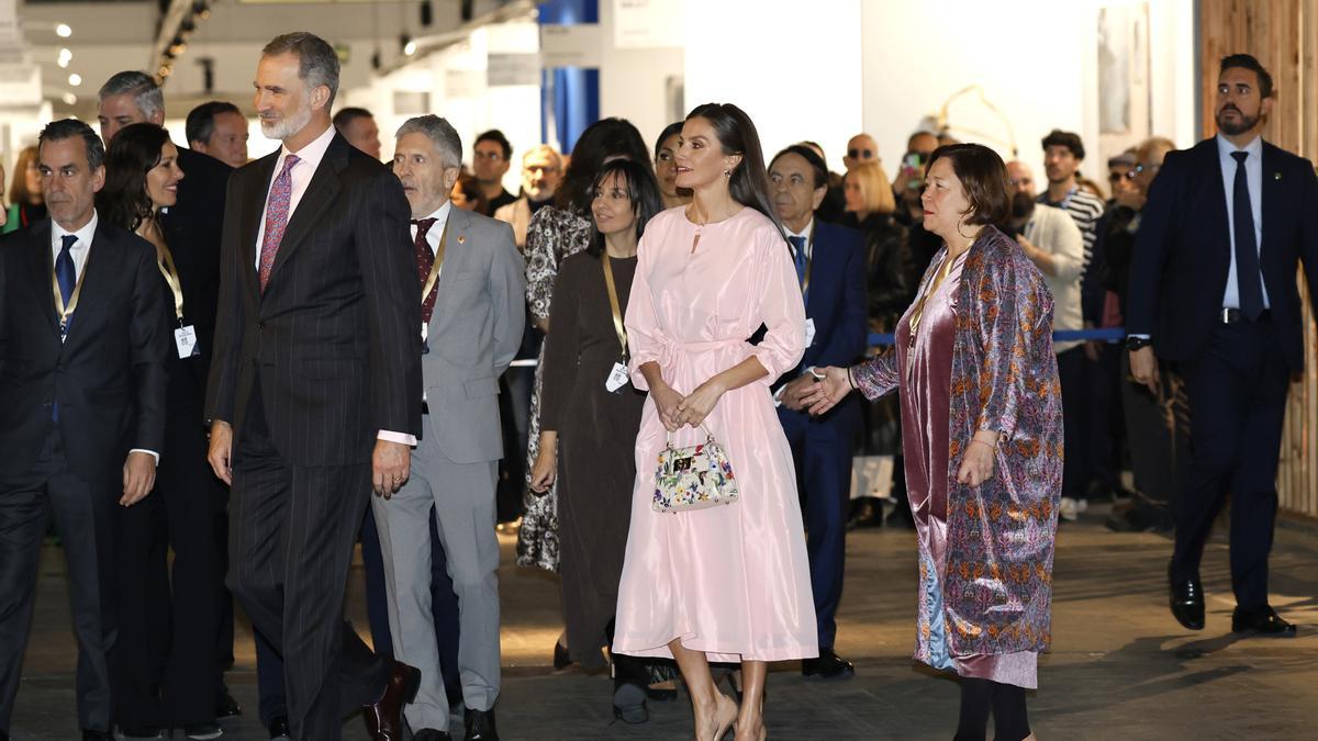 El Rey Felipe, la Reina Letizia y Maribel López Zambrana, directora de ARCO.