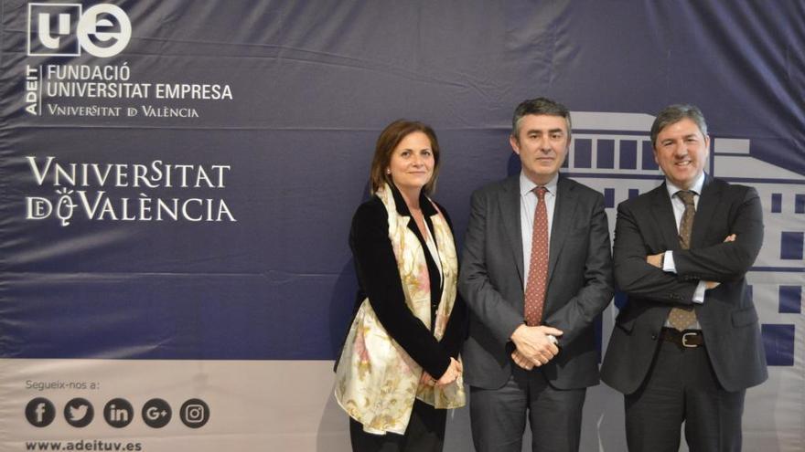 La directora corporativa de Relaciones Institucionales de Embutidos Martínez, Leonor Saiz; el presidente de ADEIT, Juan Manuel Pérez Mira; y el director general de GH Induction, Vicente Juan Martínez.