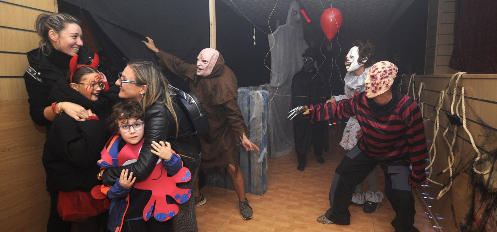 Los más pequeños tuvieron que entrar acompañados para participar en el terrorífico recorrido. | Bernabé/Javier Lalín