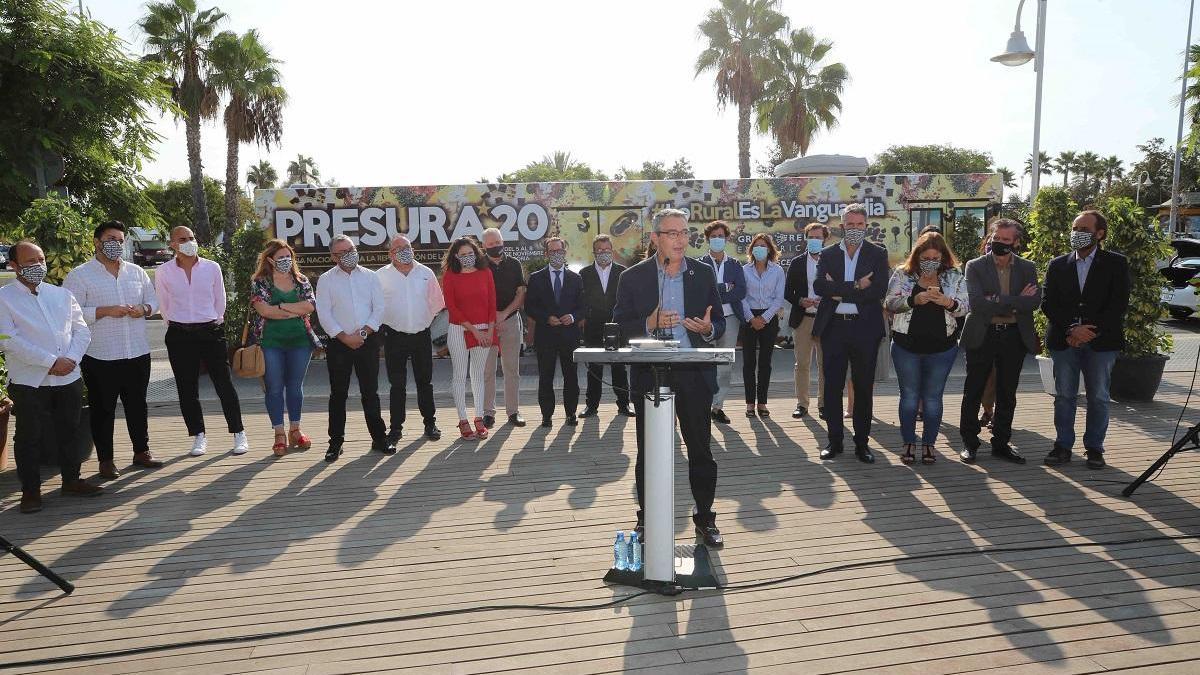 El presidente de la Diputación, Francisco Salado, recibió al autobús.