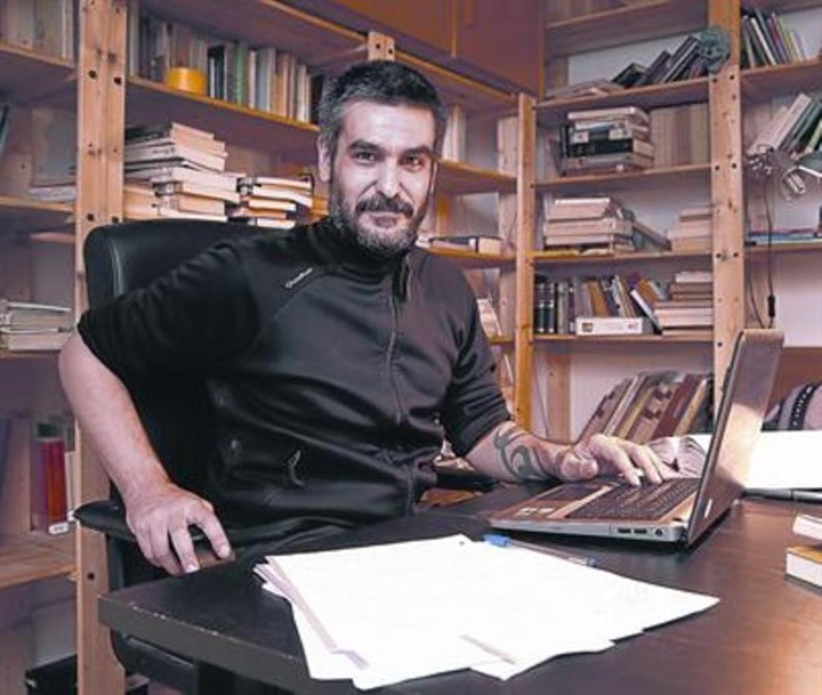 Esteve Gràcia, al despatx de casa seva, on treballa.