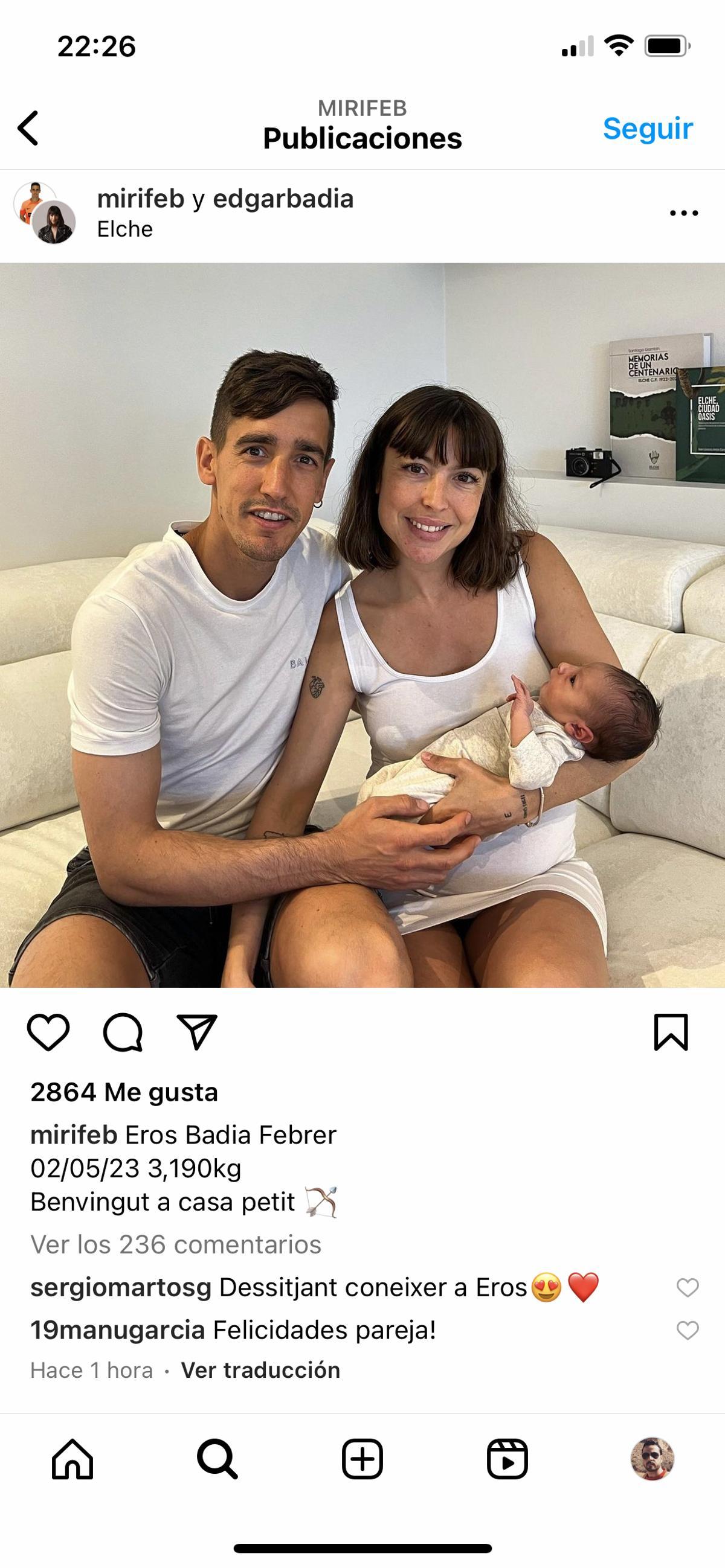 Edgar Badia junto a su pareja y el pequeño Eros