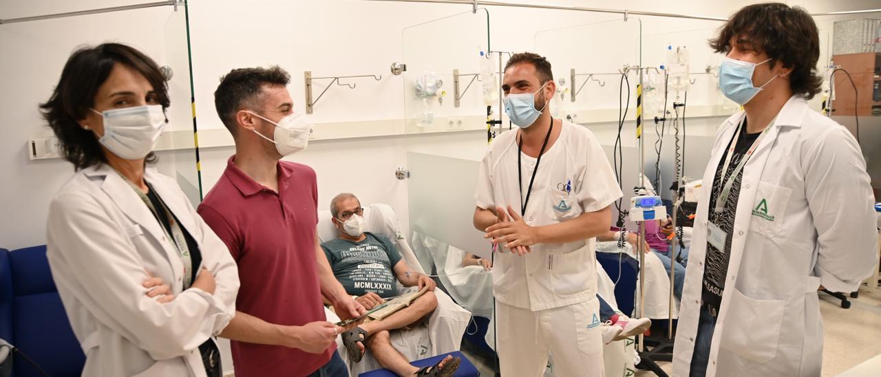 Los doctores Aurora Jurado y Antonio Trujillo, en los extremos, junto a Adrián, paciente y secretario de Anadip, y el enfermero del hospital de día Ignacio Campanero.