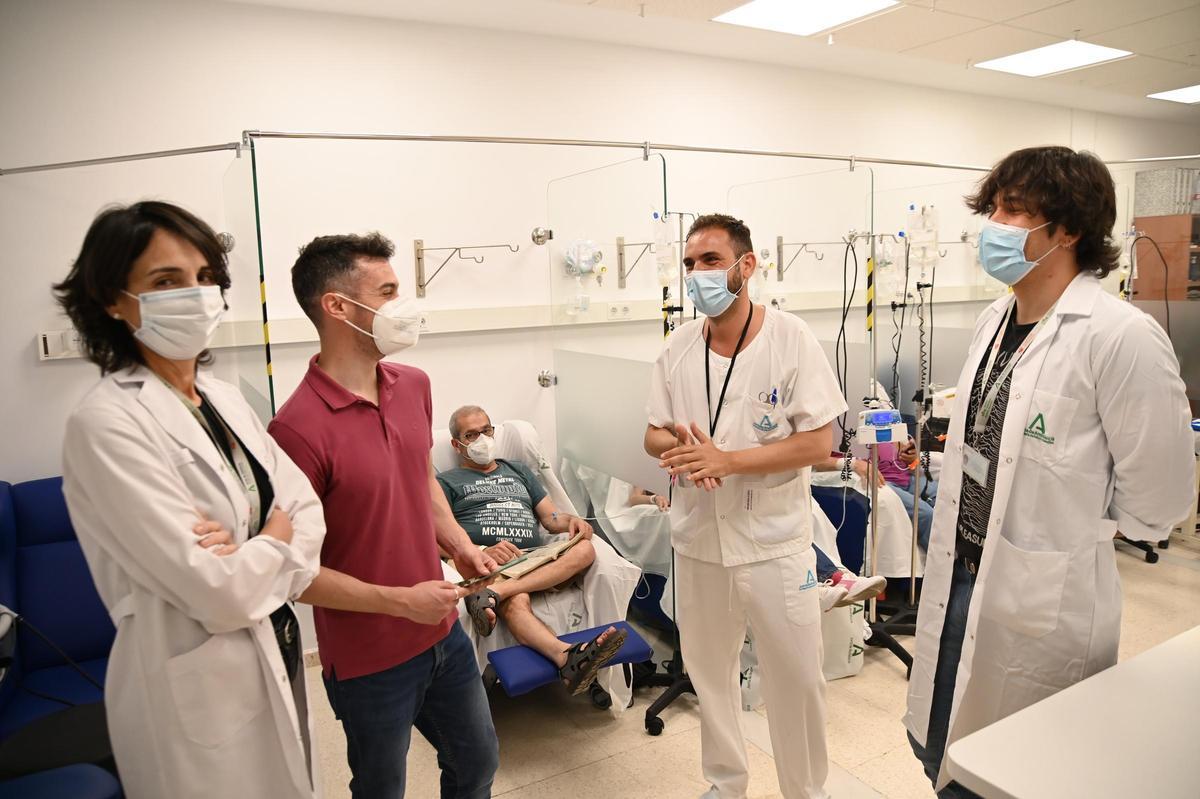 Los doctores Aurora Jurado y Antonio Trujillo, en los extremos, junto a Adrián, paciente y secretario de Anadip, y el enfermero del hospital de día Ignacio Campanero.