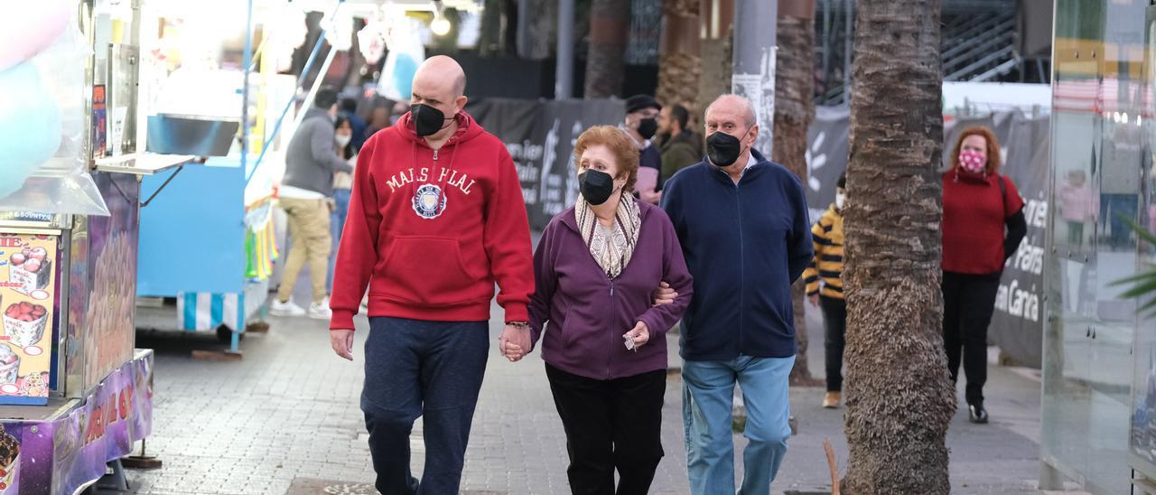 Personas paseando con mascarillas por la capital grancanaria.