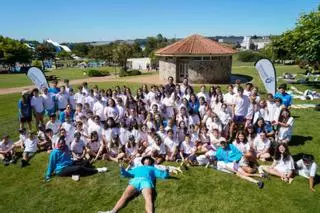 Cien niños de los campamentos de verano de la Diputación disfrutan de una jornada en el Aquapark
